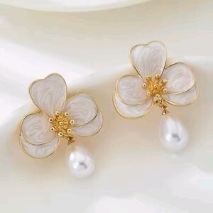 Elegant Flower Pearl Drop Earrings – Gold & White Statement Jewelry